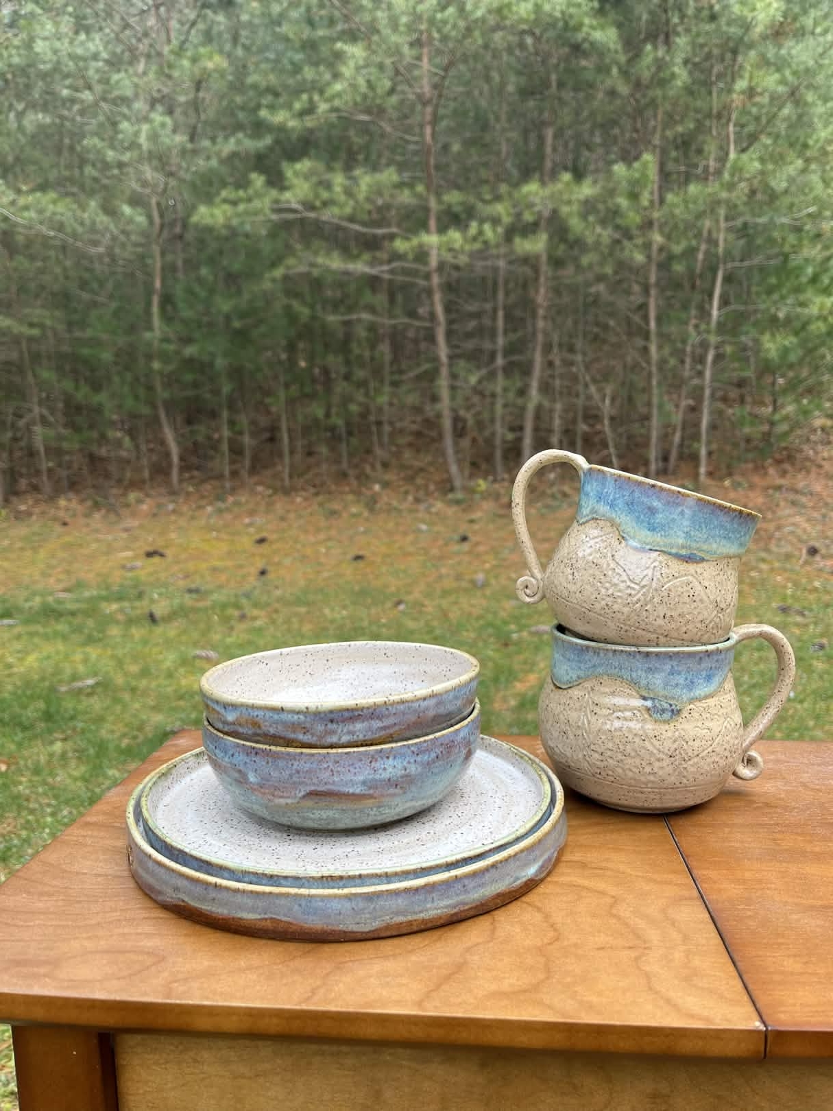 Dish set featuring 2 mugs, 2 bowls, and 2 plates.